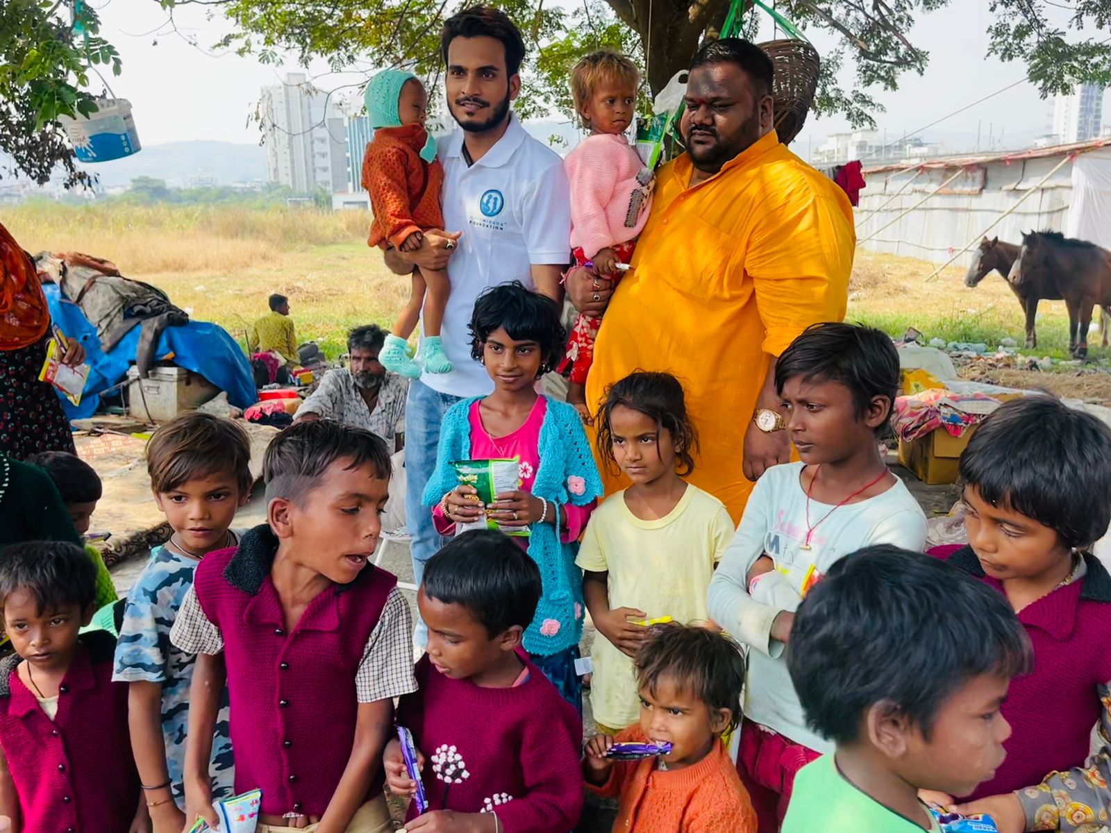 होपमिरर फाउंडेशनतर्फे गरजू मुलांना स्वेटर वाटप