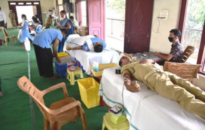 ‘आमच्या नसानसातून वाहते मानवीयता’ या भावनेने २५३ निरंकारी भक्तांचे रक्तदान