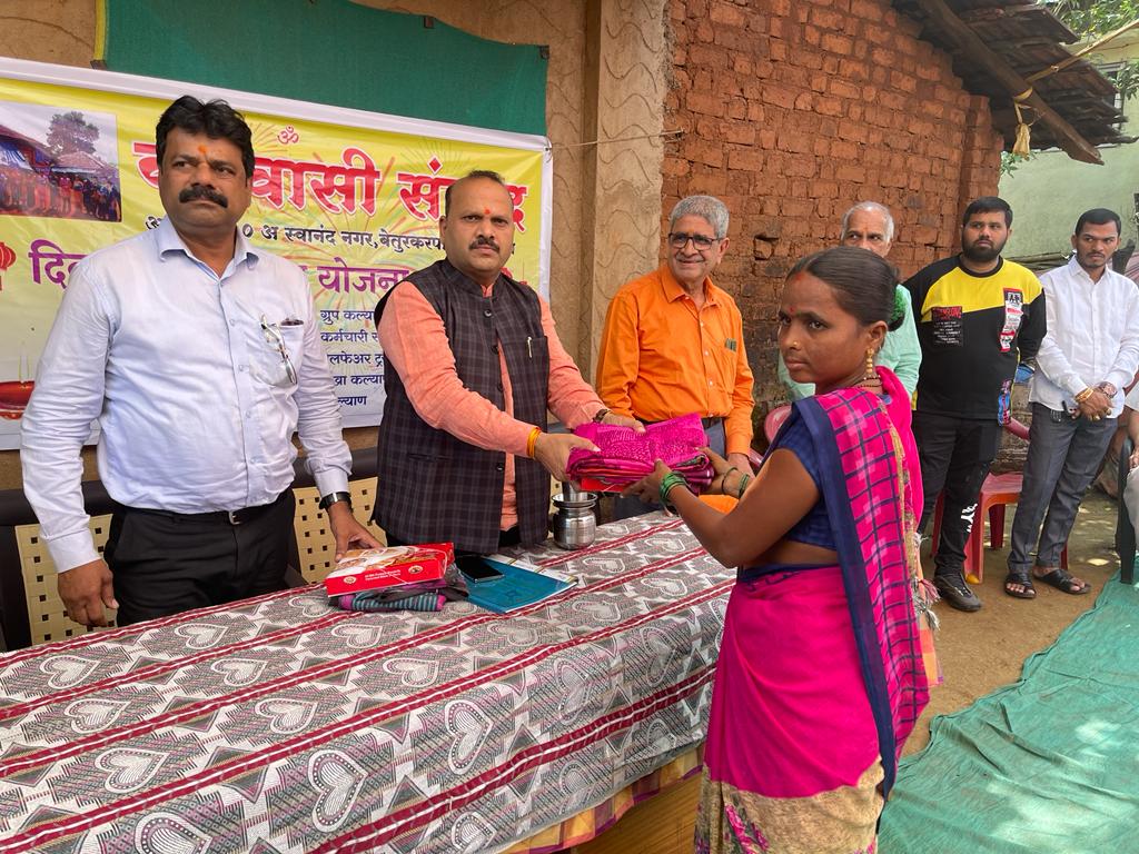 राष्ट्रीय स्वयंसेवक संघाच्या वनवासी संवाद कडून वनवासी भगिनींना साडी व मिठाईचे वाटप वनवासी संवादचा १७०० भगिनींशी संवाद
