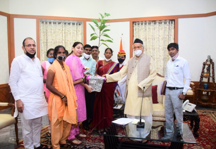 कातकरी वाडीला भेट देण्याचे राज्यपालांचे आश्वासन कातकरी वाडीला भेट देण्याचे राज्यपालांचे आश्वासन