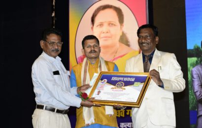 शिक्षण संवेदनच्या राज्यस्तरीय विद्रोही साहित्यरत्न पुरस्काराने नवनाथ रणखांबे सन्मानित