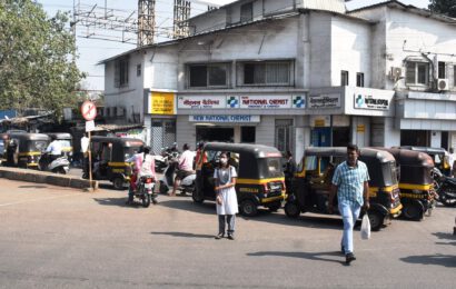 सहजानंद चौकात वाहतूक पोलिसांचे नोएंट्री कडे दुर्लक्ष