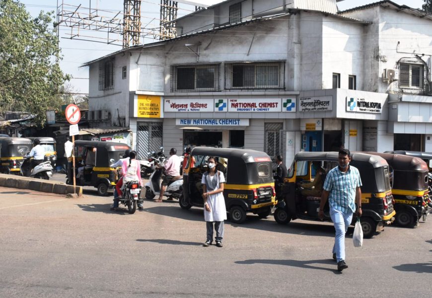 सहजानंद चौकात वाहतूक पोलिसांचे नोएंट्री कडे दुर्लक्ष