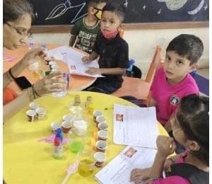 अभिनव विद्यालयात भरली बालवाडीच्या विद्यार्थ्यांची विज्ञानाची कार्यशाळा
