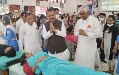 ‘मानवीयता’ भावनेतून ६६० निरंकारी भक्तांचे उत्स्फूर्त रक्तदान ‘मानवीयता’ भावनेतून ६६० निरंकारी भक्तांचे उत्स्फूर्त रक्तदान