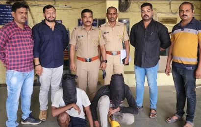 रेल्वे मध्ये मोबाईल चोरी करणाऱ्या दोघांना अटक