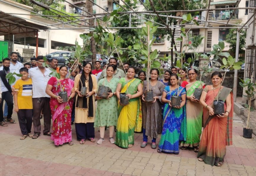 वटपौर्णिमेनिमित्त गृहसंकुलांना वडाच्या रोपांचे वाटप