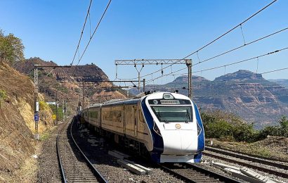 वंदे भारत एक्सप्रेसना प्रवाशांचा उत्स्फूर्त प्रतिसाद