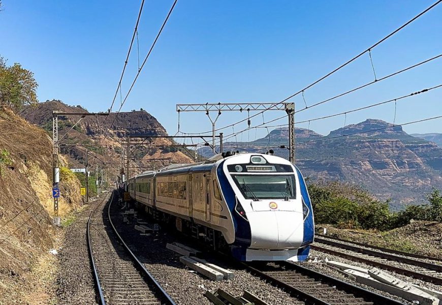 वंदे भारत एक्सप्रेसना प्रवाशांचा उत्स्फूर्त प्रतिसाद