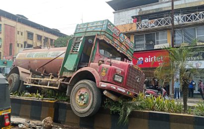 कल्याण पूर्वेतील काटेमानिवली येथे टँकरचा ब्रेक फेल  <br>ड्रायव्हरच्या प्रसंगावधानामुळे टळली मोठी दुर्घटना
