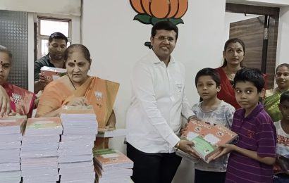 शालेय विद्यार्थ्याना मोफत वह्या वाटप आणि कॉलेज विद्यार्थ्याना मोफत इंटरनेट सेवा प्रदान