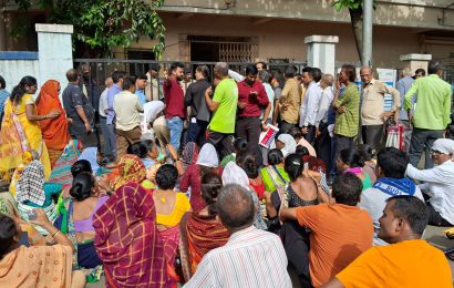 यू टाईप रस्ता बंधितांचा प्रभाग कार्यालयावर निषेध मोर्चा