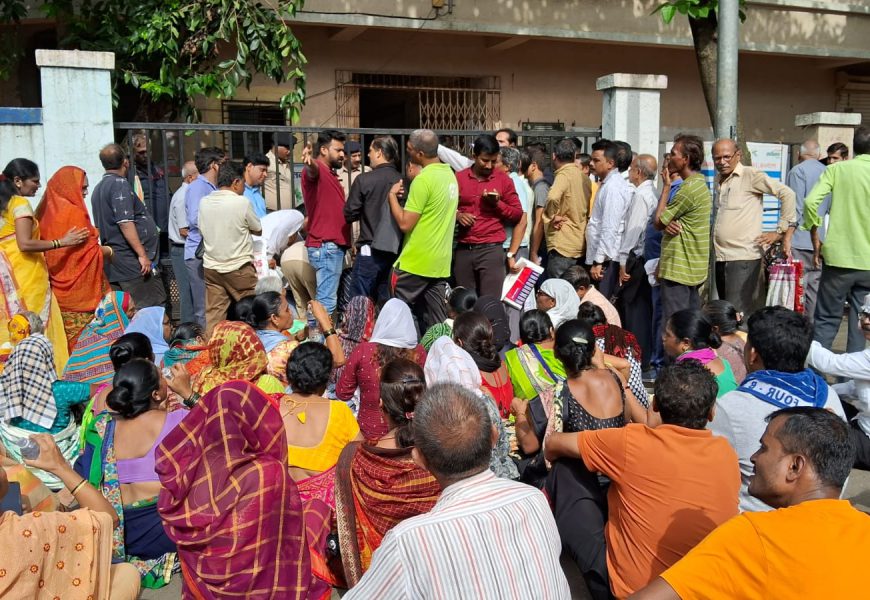 यू टाईप रस्ता बंधितांचा प्रभाग कार्यालयावर निषेध मोर्चा