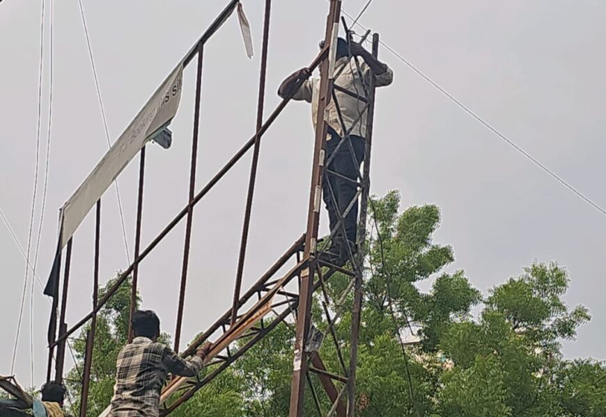 केडीएमसी क्षेत्रातील अनाधिकृत होर्डिंग्सवर निष्कासनाची धडक कारवाई सुरू केडीएमसी क्षेत्रातील अनाधिकृत होर्डिंग्सवर निष्कासनाची धडक कारवाई सुरू