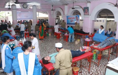 मानवीयतेच्या भावनेतून दहिसरमध्ये १८६ निरंकारी भक्तांचे उत्साहपूर्ण रक्तदान