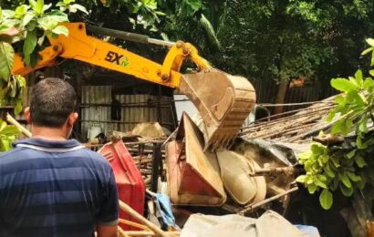 रस्त्यावरील वाहतुकीला अडथळा ठरणा-या बेवारस, भंगार वाहनांवर जप्तीची आणि अतिक्रमणांवर कारवाई