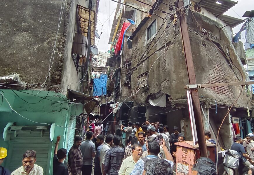 धोकादायक इमारतीचा काही भाग कोसळल्याने दोन जण किरकोळ जखमी    