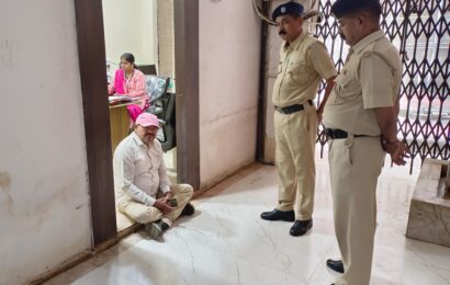 शिवसेना उपशहर प्रमुखांचा केडीएमसी उद्यान आधीक्षकांच्या कार्यालयाबाहेर ठिय्या