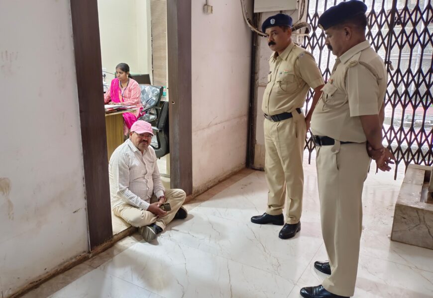 शिवसेना उपशहर प्रमुखांचा केडीएमसी उद्यान आधीक्षकांच्या कार्यालयाबाहेर ठिय्या शिवसेना उपशहर प्रमुखांचा केडीएमसी उद्यान आधीक्षकांच्या कार्यालयाबाहेर ठिय्या