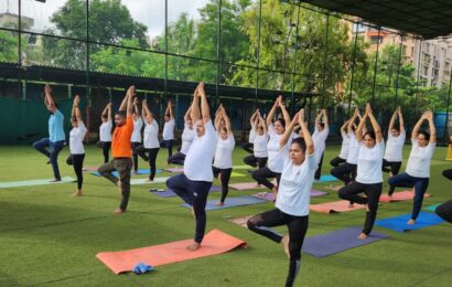 नरेंद्र पवार फाऊंडेशन – पतंजली योग समितीच्या संयुक्त विद्यमाने कल्याण पश्चिमेत ६८ ठिकाणी योगदिन साजरा