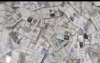 गोणीत मतदान ओळखपत्रे सापडल्या प्रकरणी बिएलओंना बजावल्या नोटिसा