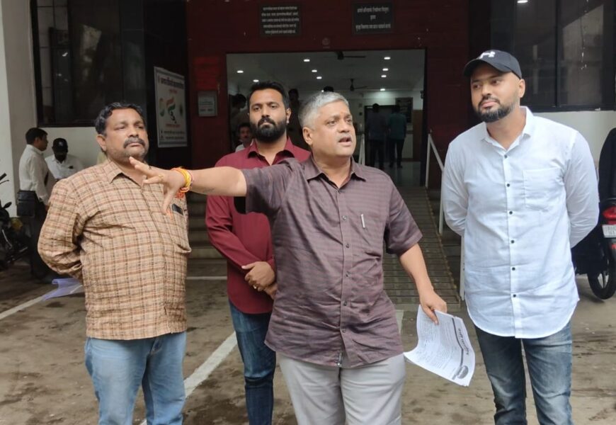 कल्याण स्टेशन परिसरातील वाहतूक कोंडीबाबत शिवसेनेने घेतली आयुक्तांची भेट